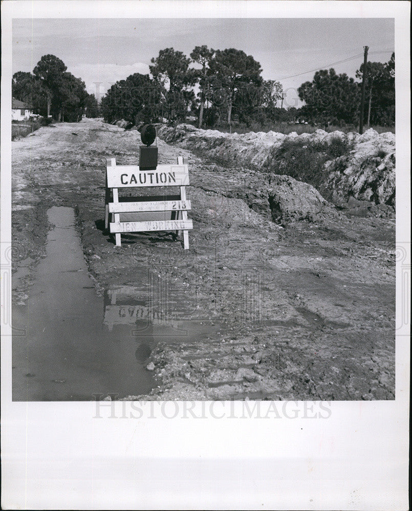 Press Photo Mud Street St. Petersburg Caution Sign - Historic Images