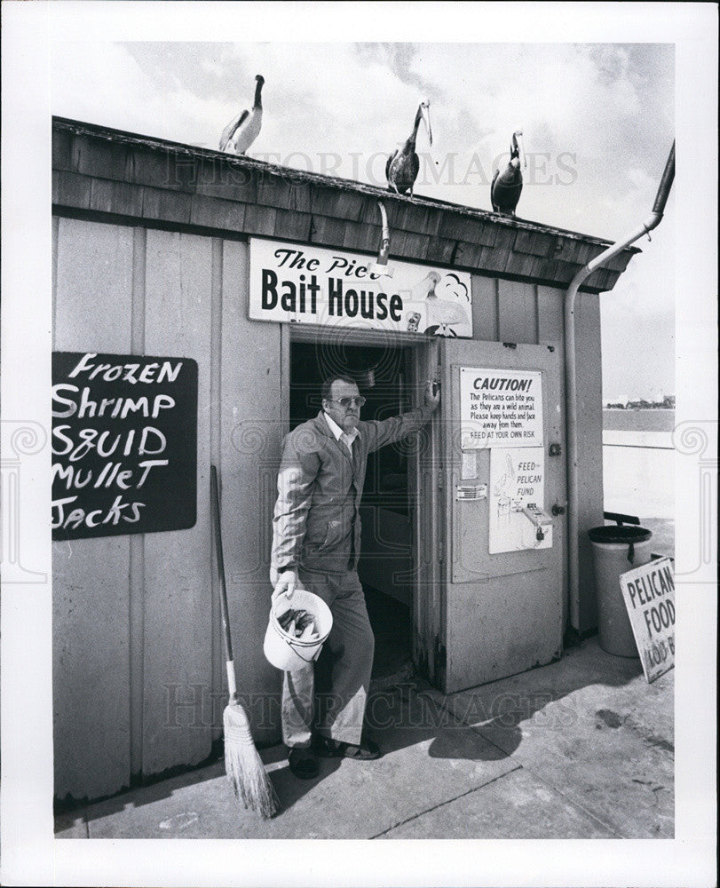 1983 Press Photo Tom Mundy Took Over Tiny Bait Shop at The Pier - Historic Images