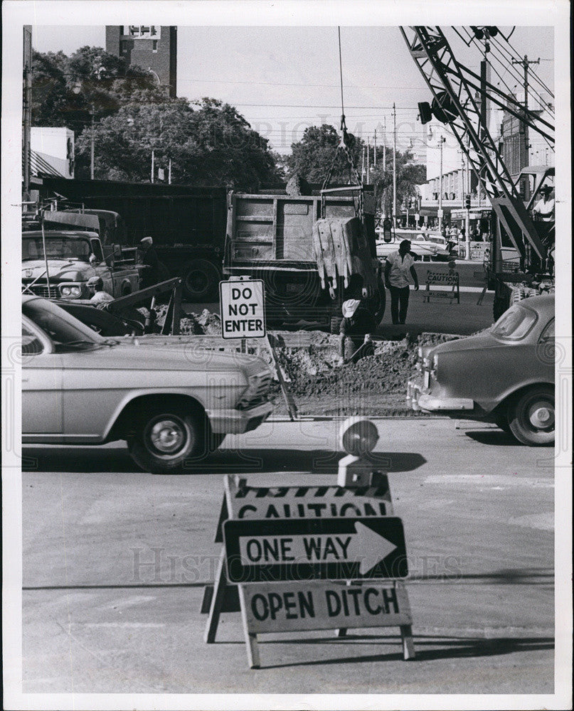 1964 Press Photo Caution Paving Repairs St. Petersburg Sts. One Way Open Ditch - Historic Images