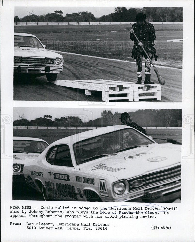 1974 Press Photo Hurricane Hell Drivers Thrill Show, Johnny Roberts, Clown - Historic Images