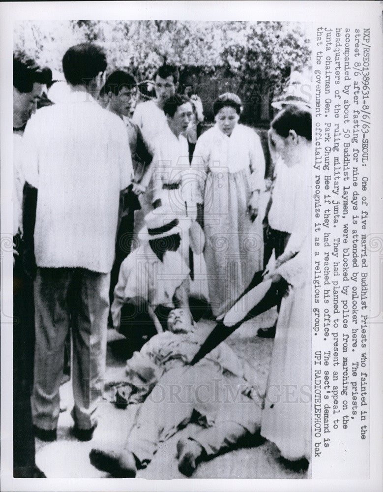 1963 Press Photo Buddhist Priests fainted after fasting for 9 days - Historic Images