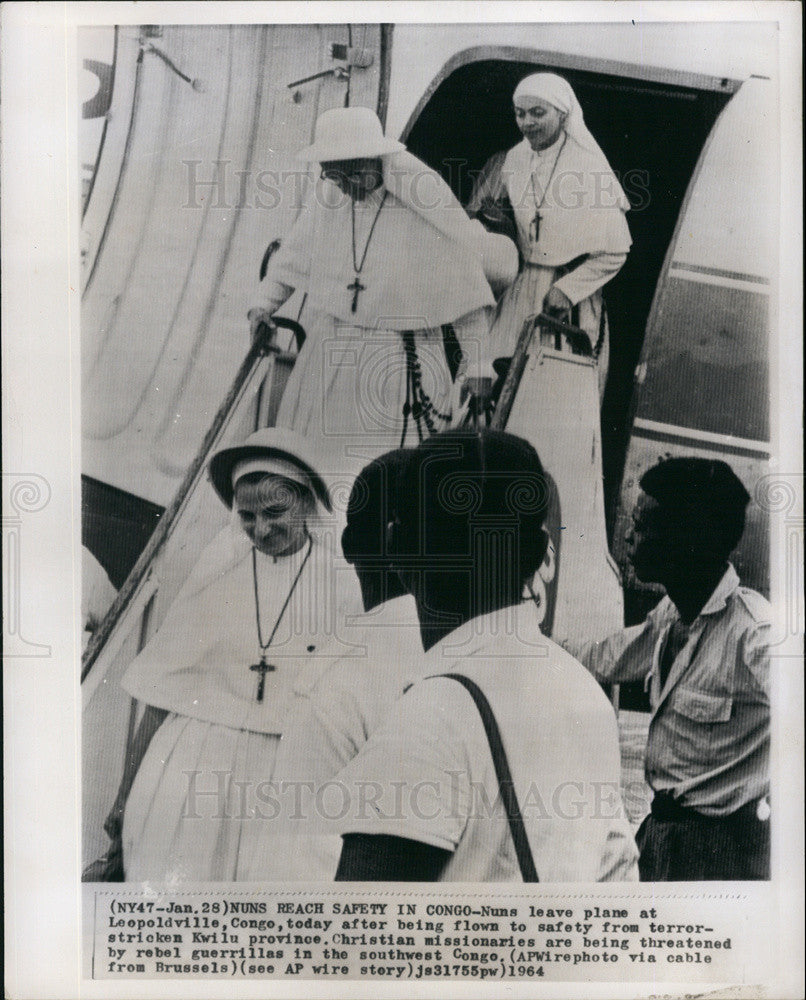 1964 Press Photo Nuns leave plane at Leopoldville, Congo - Historic Images