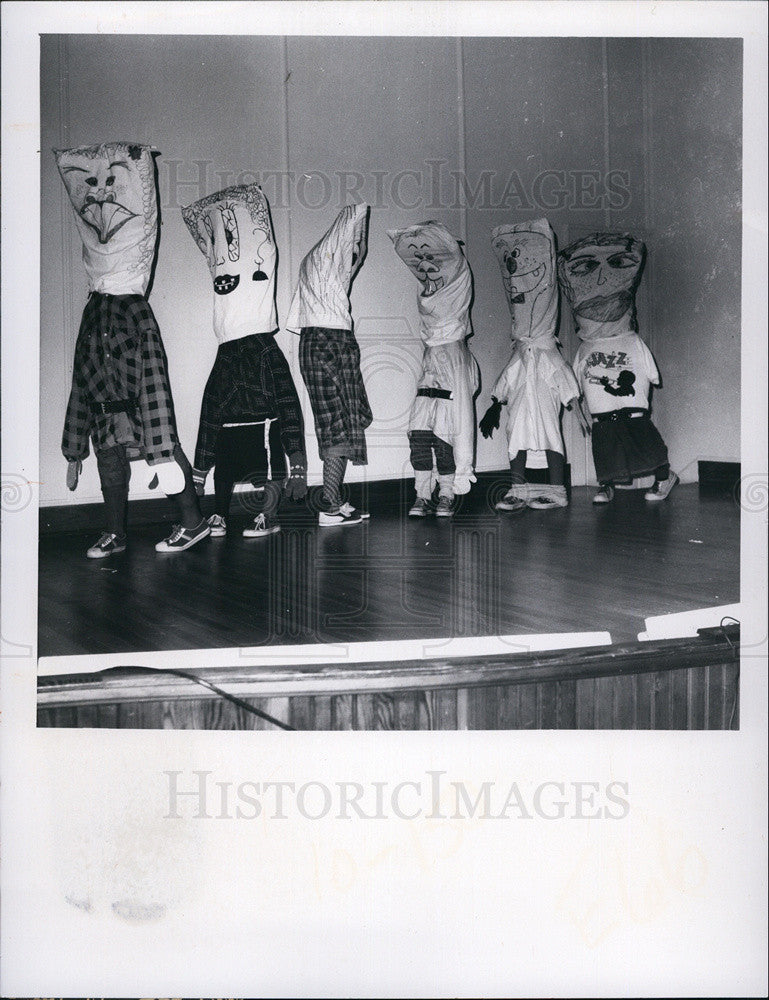 1975 Press Photo Rainbow Girls, Little People Dance Brought Laughter - Historic Images