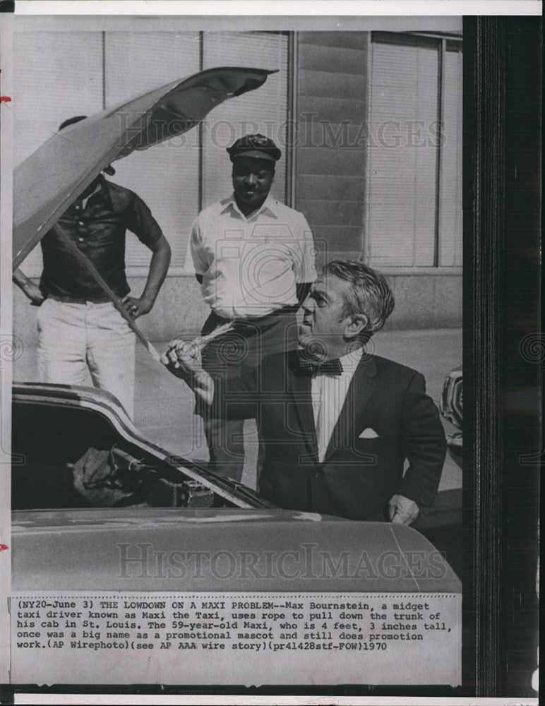 1970 Press Photo Rope Helps Max Shut Cab&#39;s Trunk - Historic Images