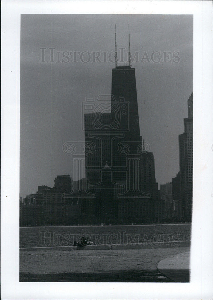 1993 Press Photo People Going to Lakefront in Hopes of Catching Sunrays - Historic Images