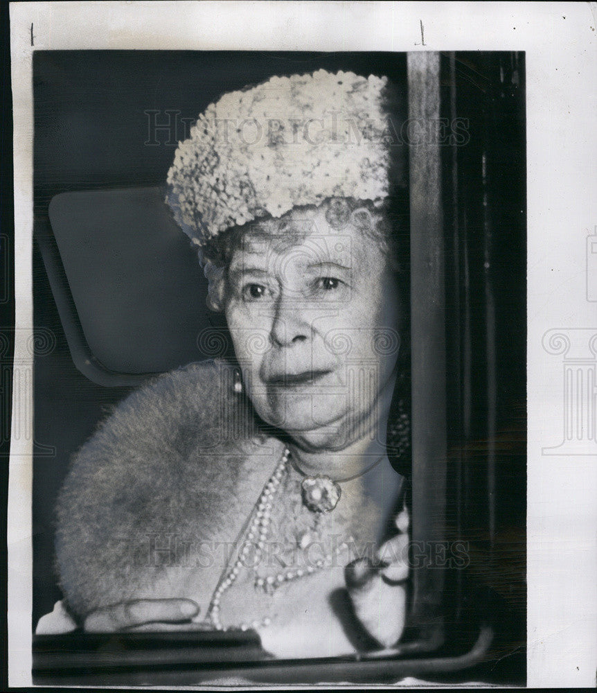 1950 Press Photo Queen Mary looks from her window arriving at Buckingham Palace - Historic Images