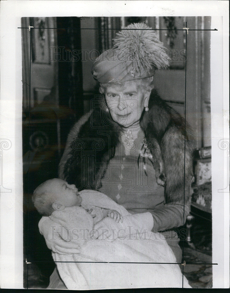 1942 Press Photo Mary Queen Mother Holding Prince William Henry Andrew Frederick - Historic Images