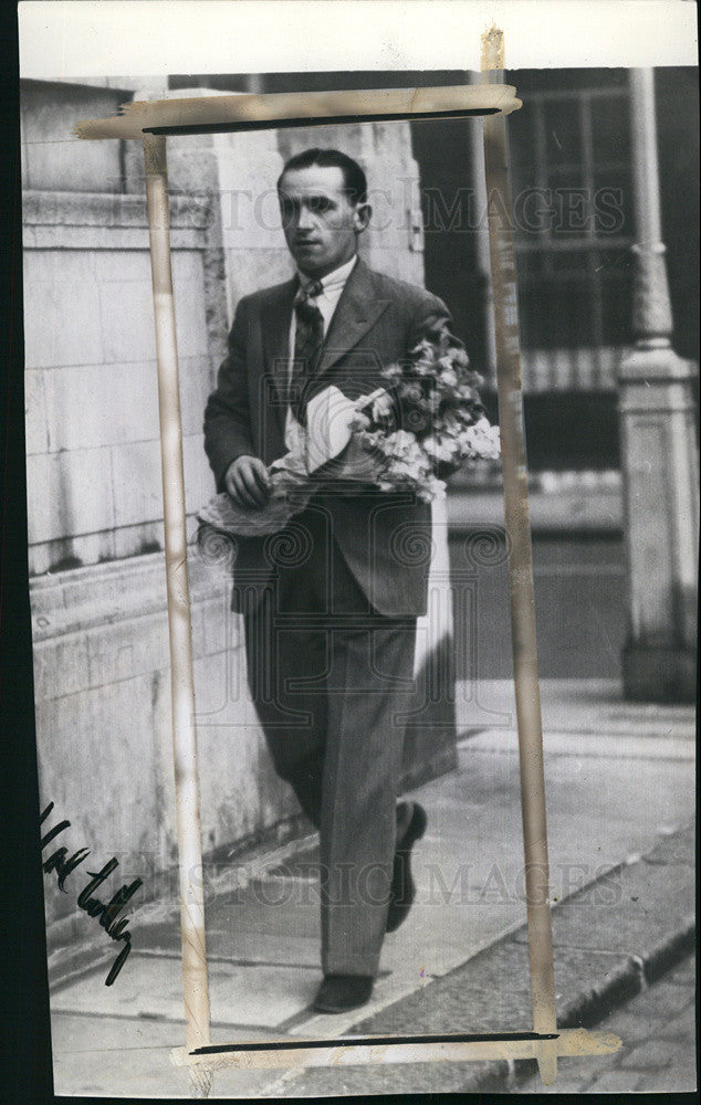 1939 Press Photo Albert Cooper arriving at Queen Mary&#39;s house with flowers - Historic Images