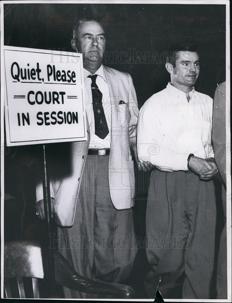 1957 Press Photo Ernest Mills on trial for murder w/ Dep sheriff WM Millee - Historic Images