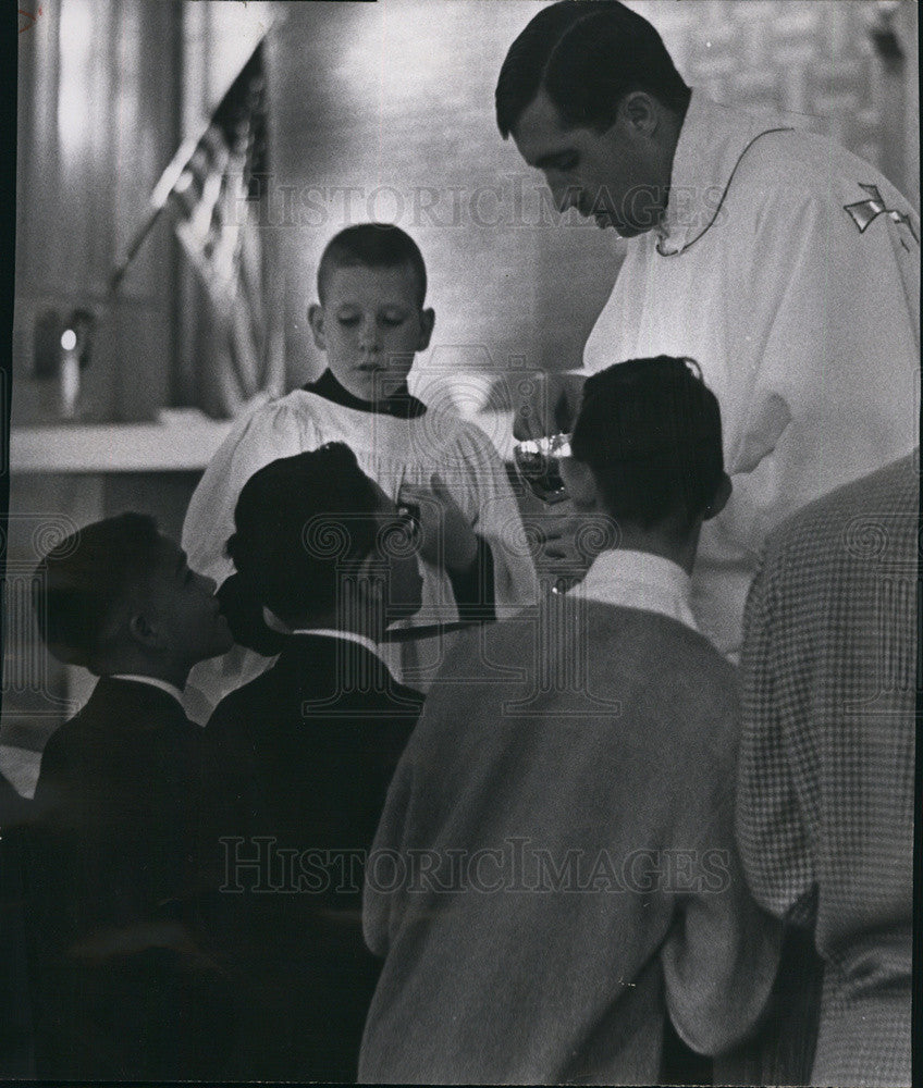 1967 Press Photo Father Bishop administers First Communion at Notre Dame Church - Historic Images