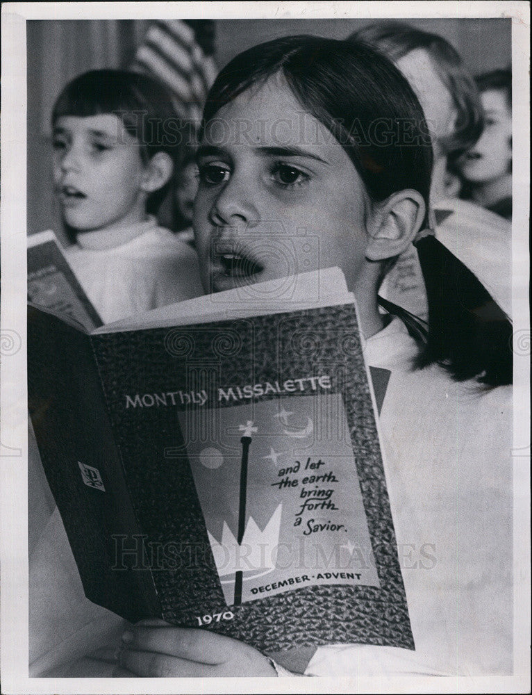 1970 Press Photo Louise Rulon sings music at Notre Dame Catholic Church - Historic Images