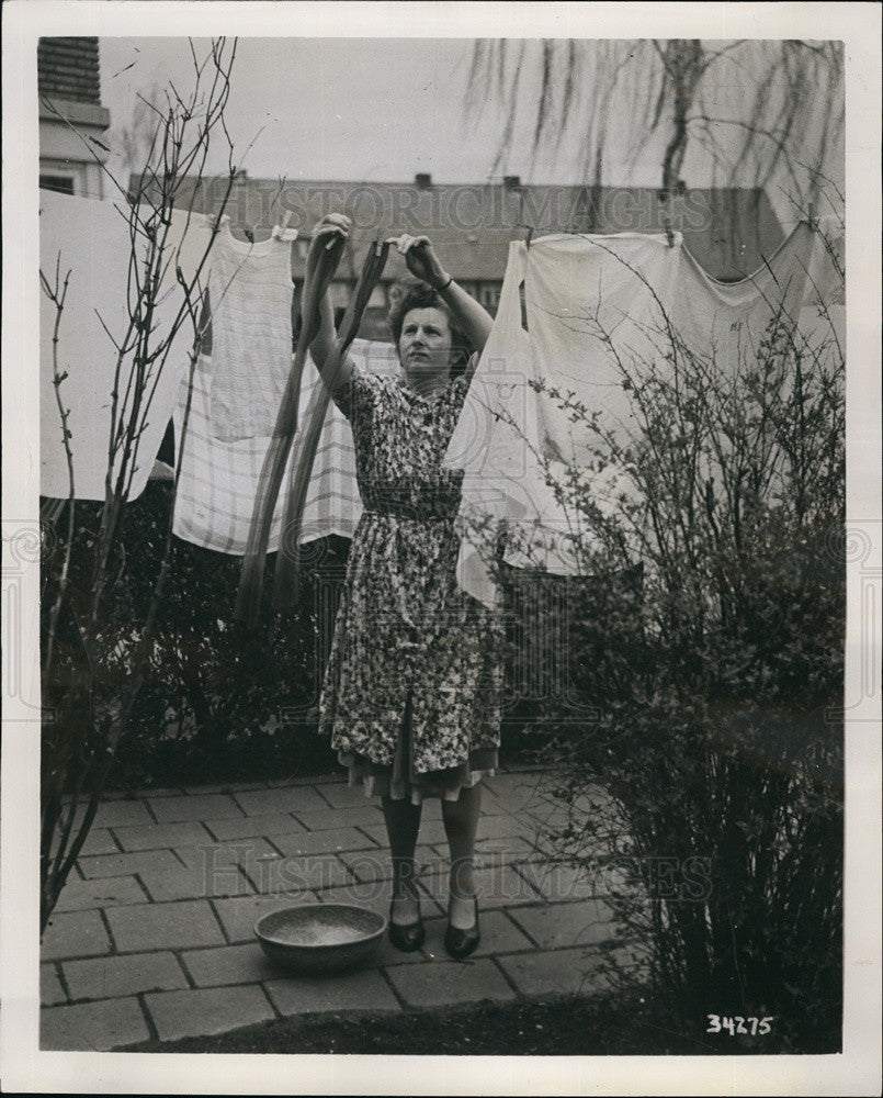 1953 Press Photo Dutch woman Mrs. Jansen hanging her laundry on a line - Historic Images