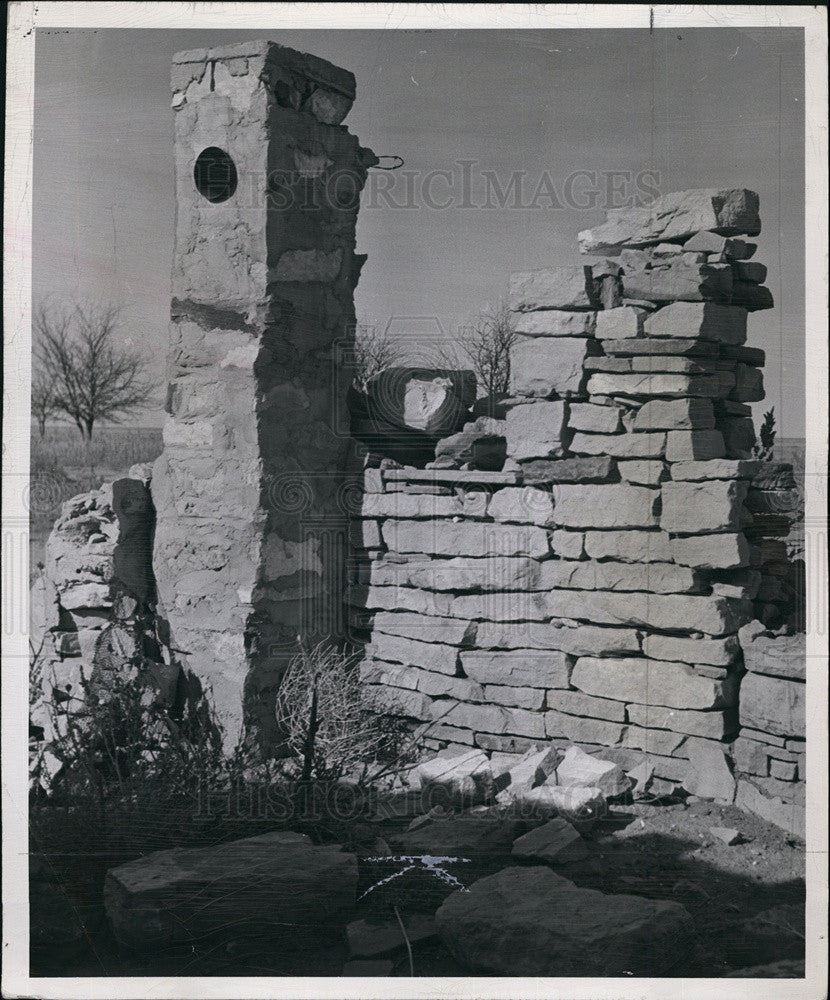 1951 Press Photo Ruins of farm home in Colorado against dust bowl - Historic Images