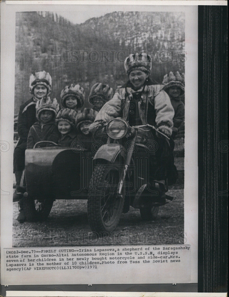 1971 Press Photo Irina Lapasova with 7 children from Gorno-Altai Autonomous Reg - Historic Images