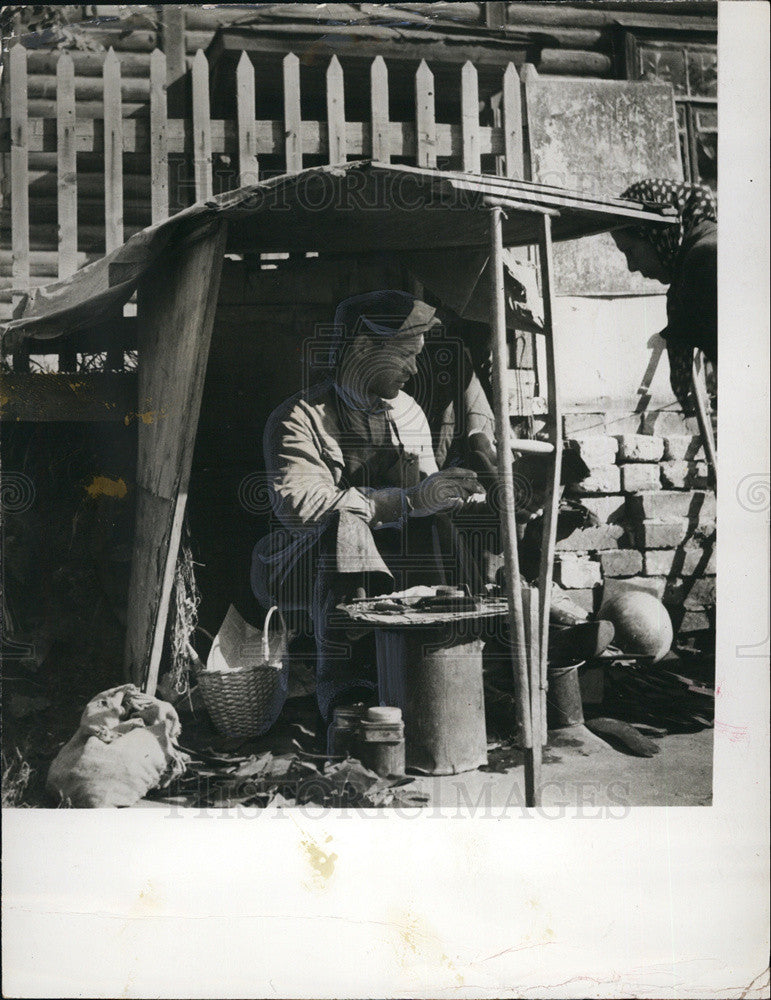 1974 Press Photo A shoemaker in Russia.. - Historic Images