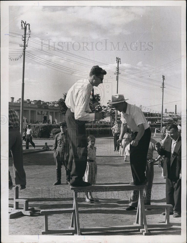 1964 Press Photo Gorki Park, Moscow. Men playing a balancing game - Historic Images