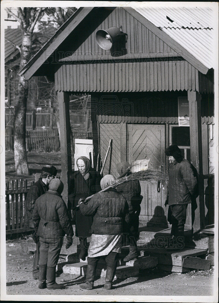 1969 Press Photo Russian laborers preparing for work at the railroads - Historic Images