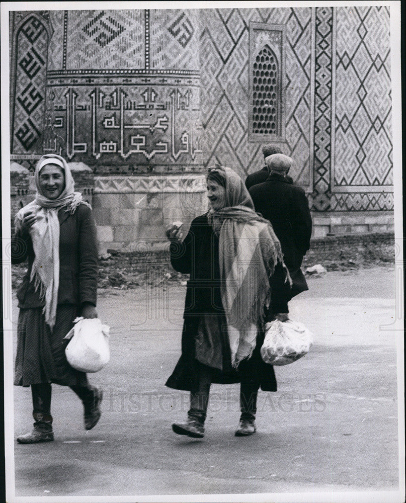 1969 Press Photo Uzbek women in Samarkand walking past a religious school - Historic Images