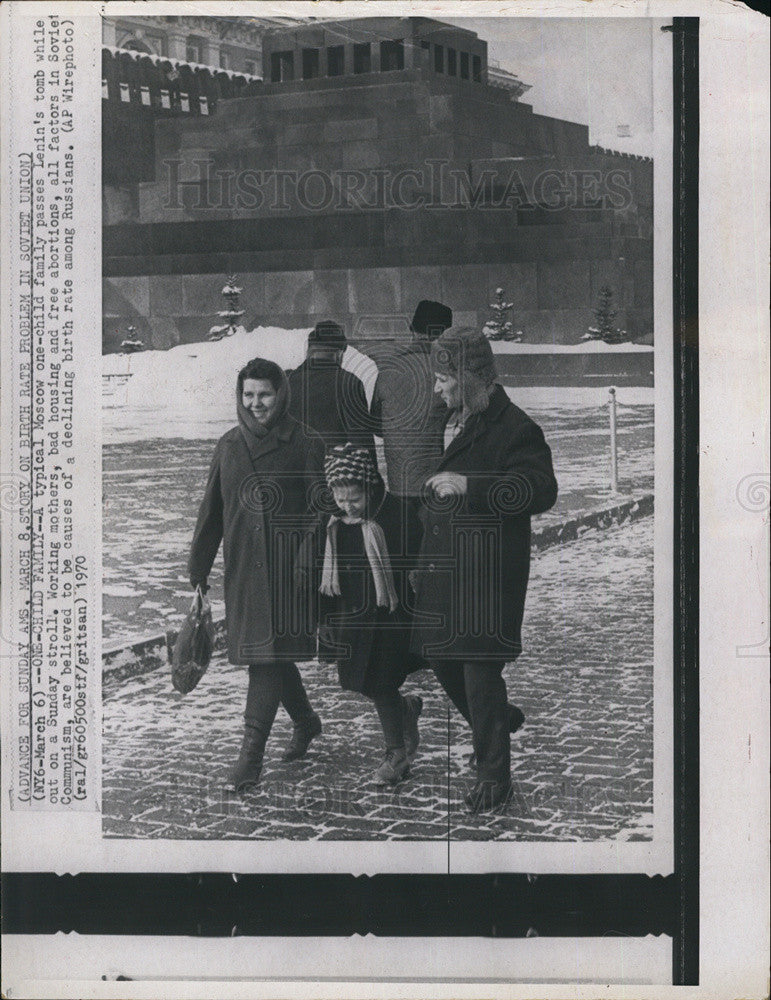 1981 Press Photo A On-Child Family Passes Lenin&#39;s Tomb in Moscow - Historic Images