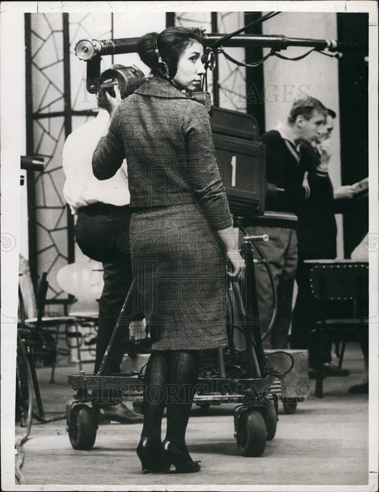 1963 Press Photo A Soviet Woman. This Sound-Boom Operator in a Moscow Television - Historic Images