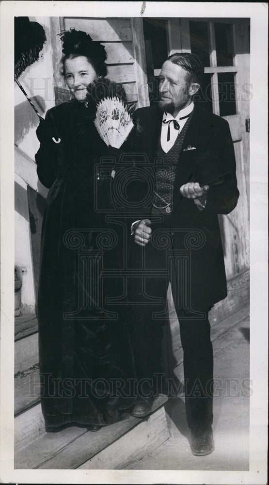 Press Photo Mrs. Leroy Williams of Central City and J. Gilbert McGrath - Historic Images