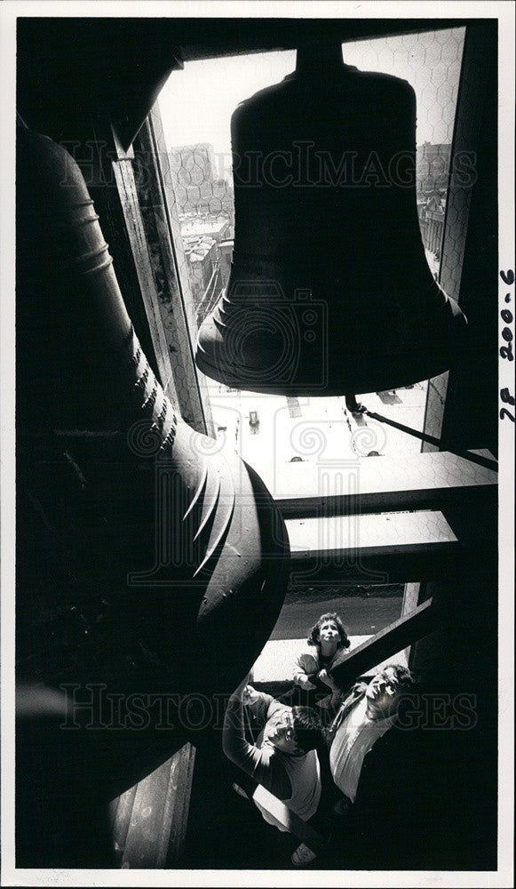 1986 Press Photo Armondo Gonsalez inspects Basilica of the Immaculate Concepcion - Historic Images