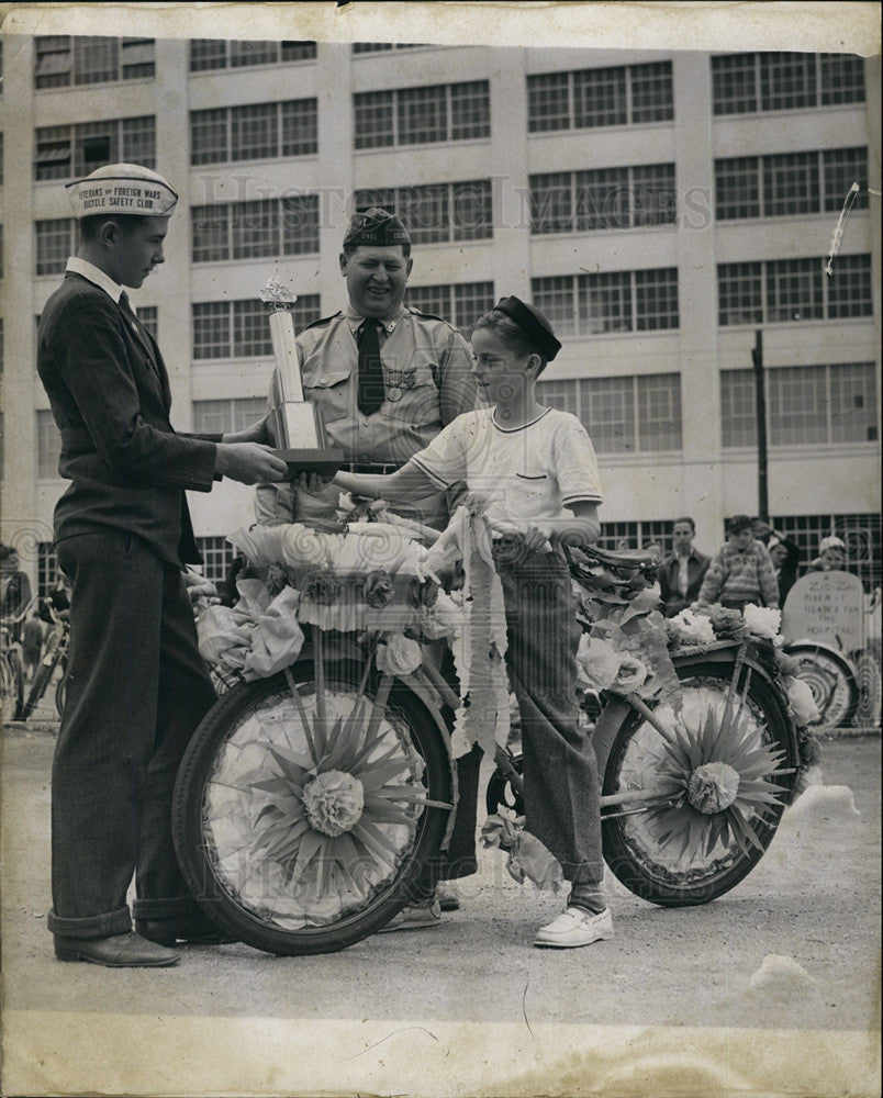 Press Photo A young boy receiving award from Veterans &amp; Foreign Wars Battle Safety Club - Historic Images