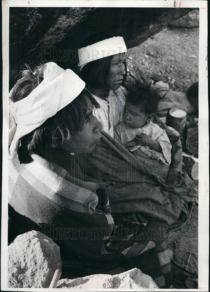 1964 Press Photo X-Ray Machine, Medicines, Vitamins en Route to Stone Age Indian - Historic Images