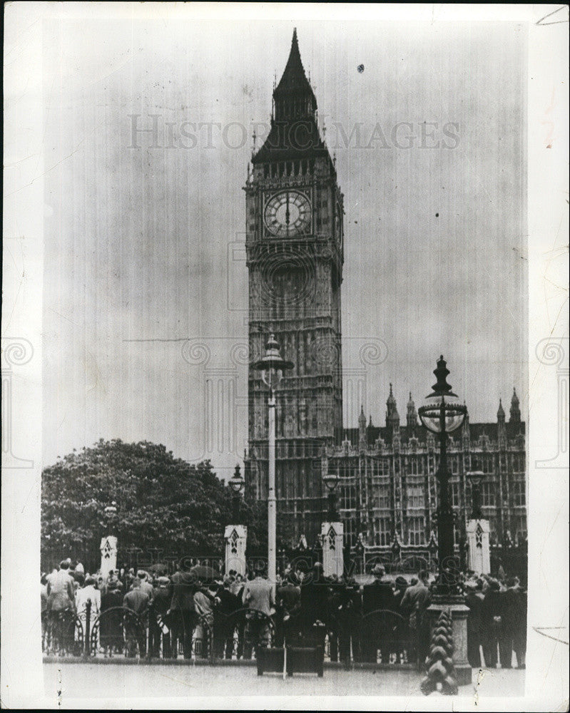 1955 Press Photo View of the crowd outside the Parliament building - Historic Images