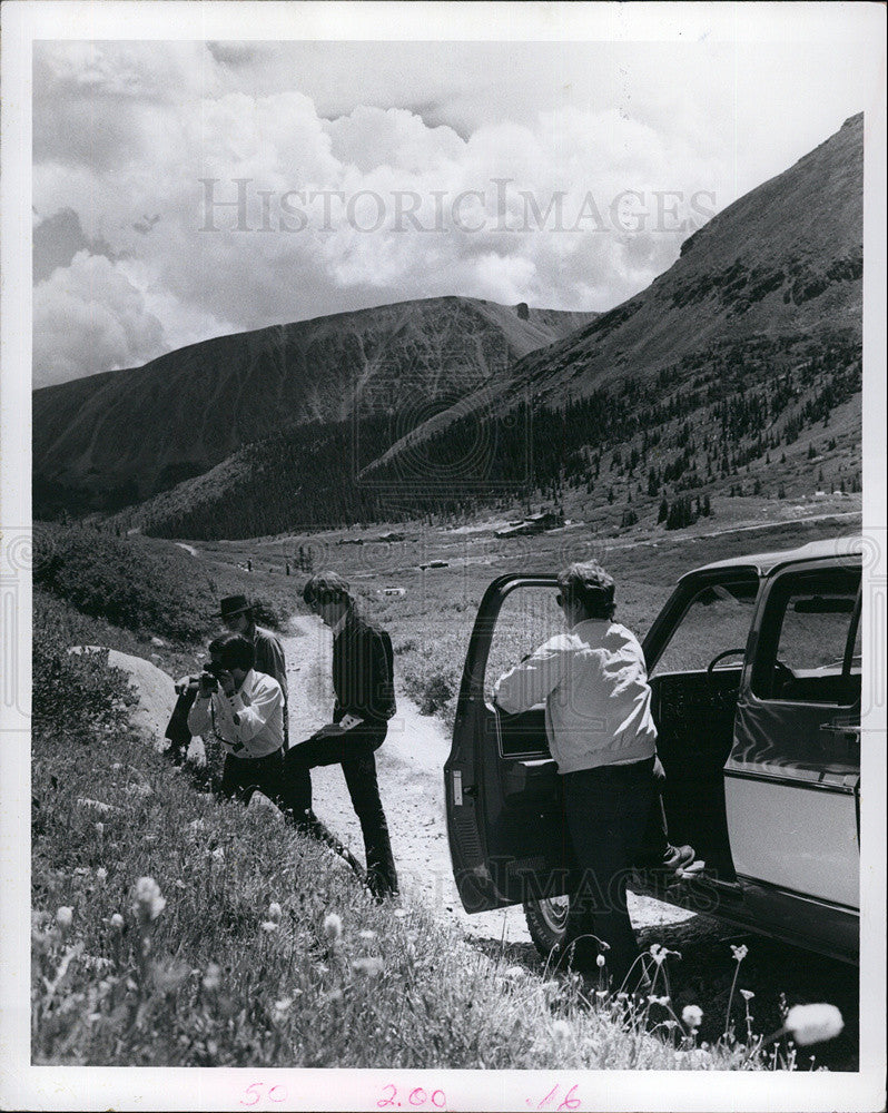 1974 Press Photo Tourist taking pictures at Colorado Mountains - Historic Images