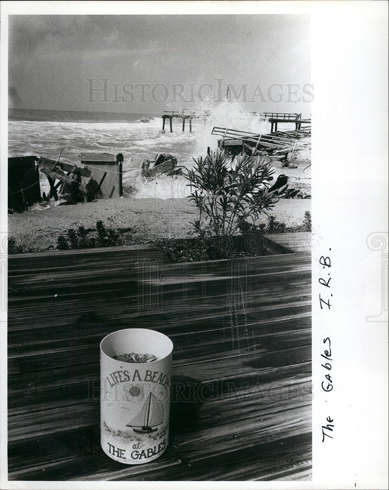 1985 Press Photo Storm and Waves Indians rock beach - Historic Images