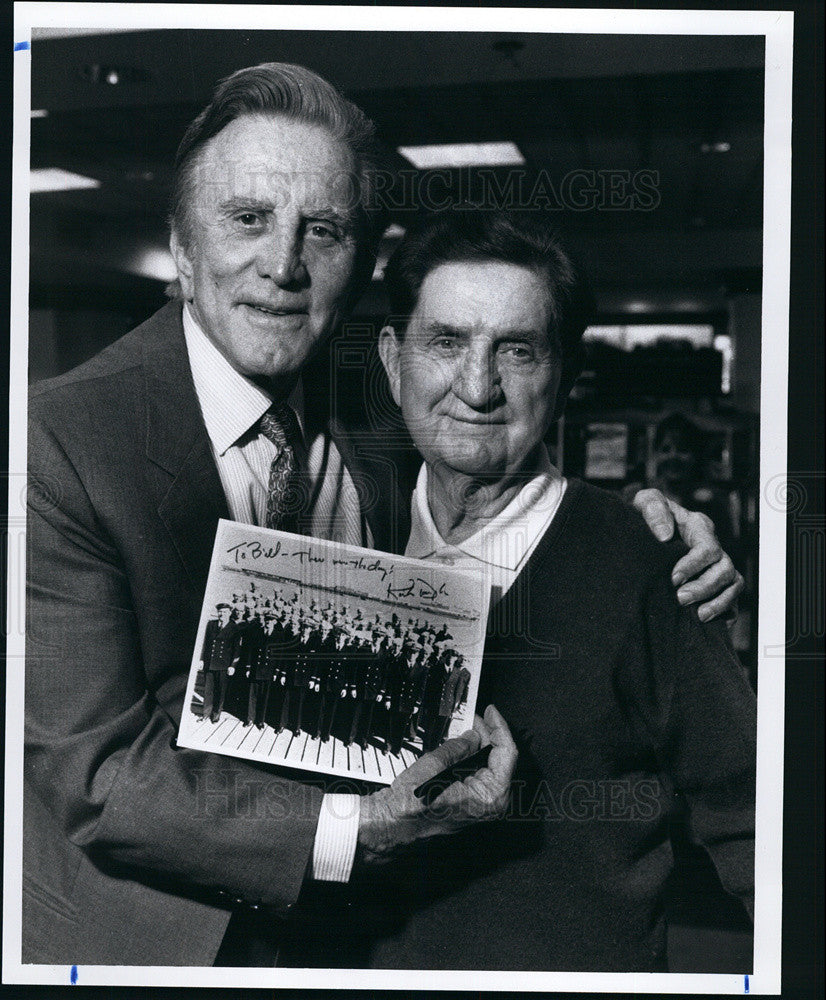 1990 Press Photo Actor-author Kirk Douglas greets William J. Glab of Chicago - Historic Images