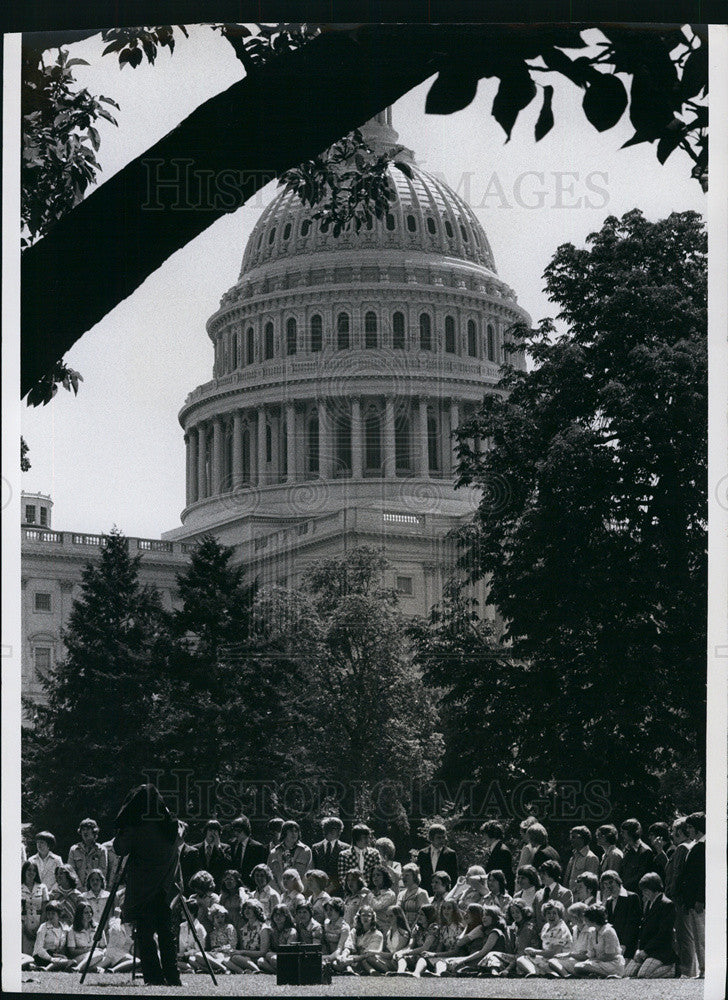 1976 Press Photo School class trip takes picture outside the Capitol in DC. - Historic Images