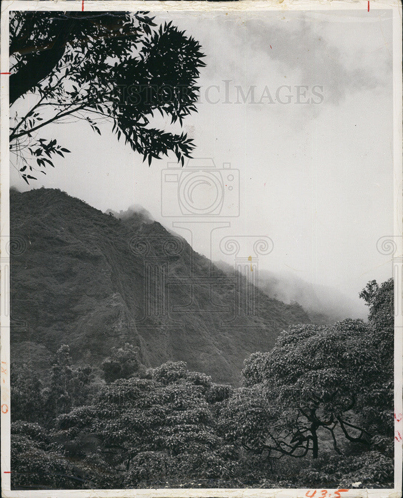 1975 Press Photo Hawaiian Valley - Historic Images