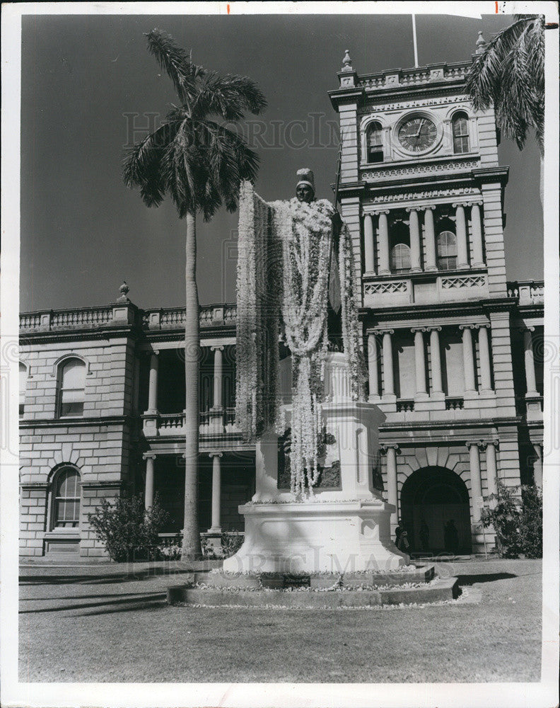 1978 Press Photo 12 Ft Plumeria Leis On Statue Of Kamehameha In Honolulu-King - Historic Images