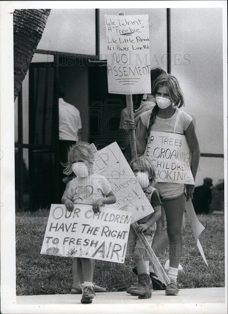 1984 Press Photo Children In Pasco With Masks Protest Trucks On Road Spread Dust - Historic Images