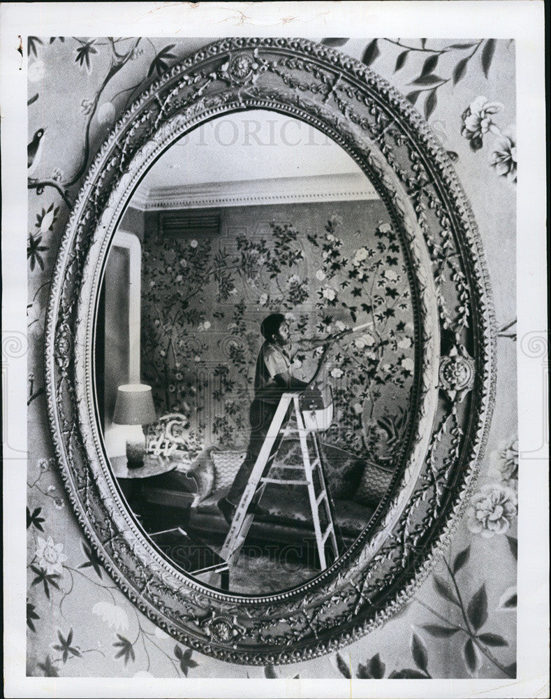 Press Photo Man seen in a mirror Vacuuming the White House - Historic Images