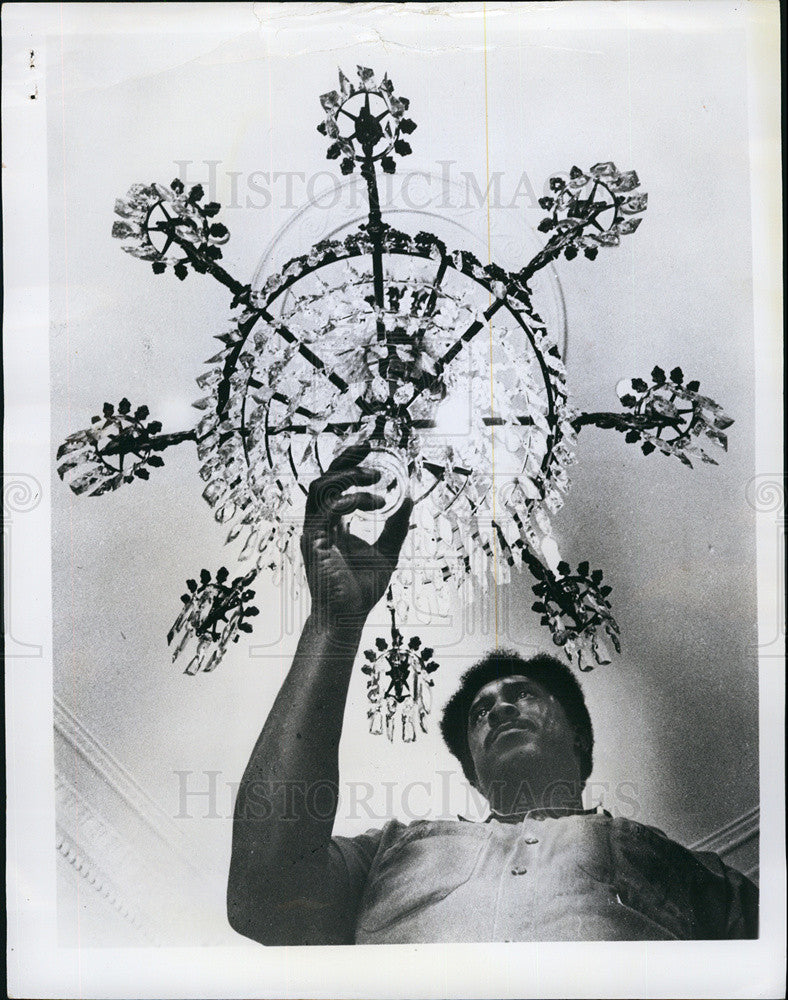 1971 Press Photo James Carter Cleans a crystal Chandelier in the blair house - Historic Images