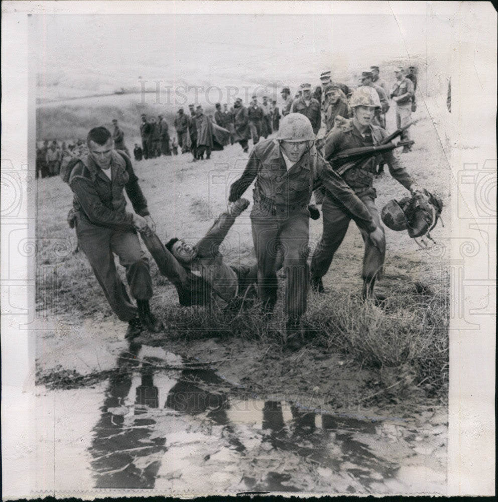 1962 Press Photo Marine Lance Cpl. Benito D. C&#39;marra dragged to finish - Historic Images