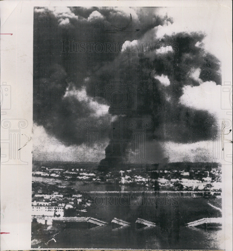 1964 Press Photo Black smoke rises from the Japanese City of Niigata Japan - Historic Images