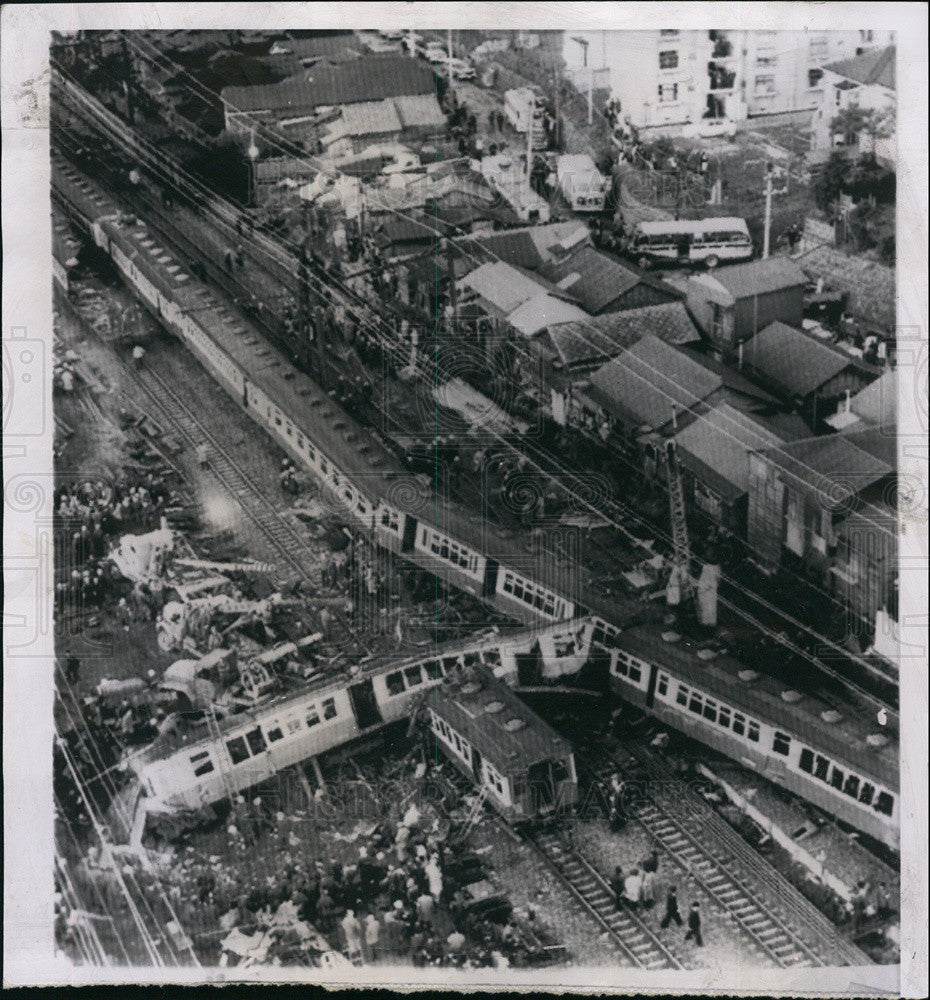 1963 Press Photo Three-train collision between Tokyo &amp; Yokohama - Historic Images