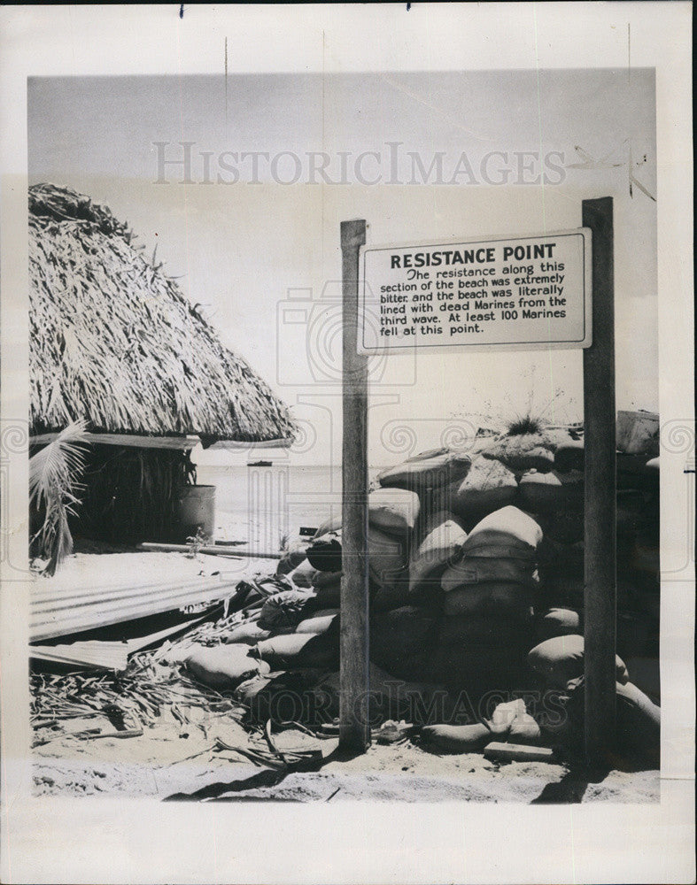 1944 Press Photo Historical Markers Placed On Tarawa - Historic Images