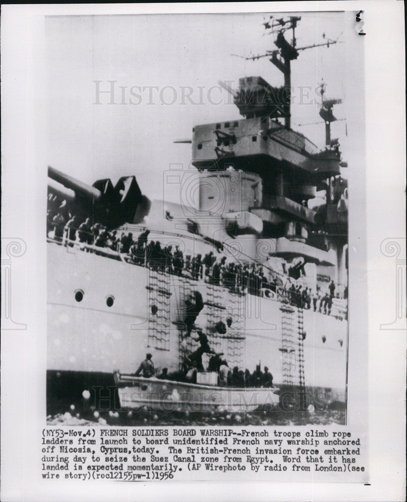 1956 Press Photo French Soldiers Board French Warship - Historic Images