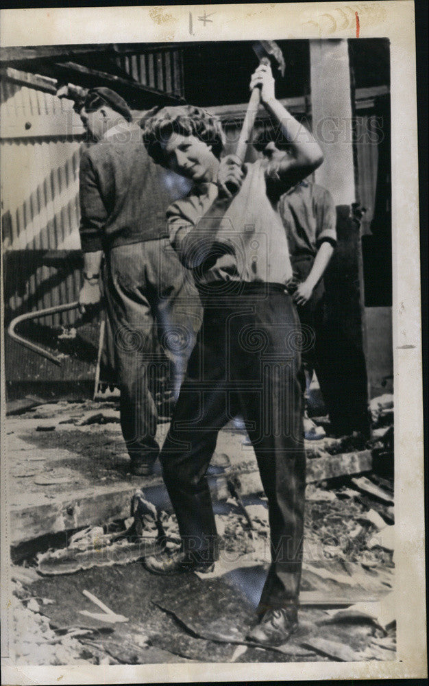 1962 Press Photo Dorothy Stain, only woman foreman of demolition gang - Historic Images