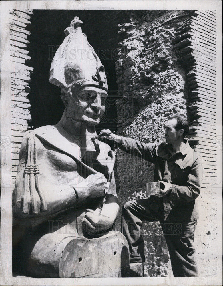 1958 Press Photo Painting the Egyptian Statue at the Caracalla Baths - Historic Images