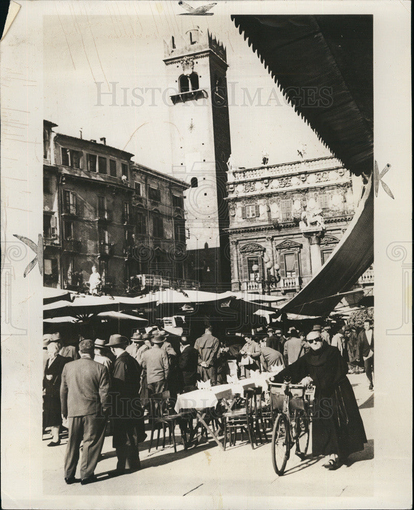 1960 Press Photo Ancient Piazza Erbe in Verona Italy - Historic Images