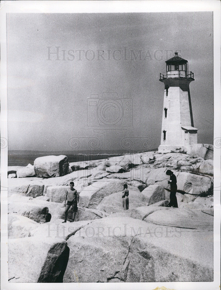 1955 Press Photo Peggy&#39;s Cove Lighthouse in Nova Scotia Canada - Historic Images