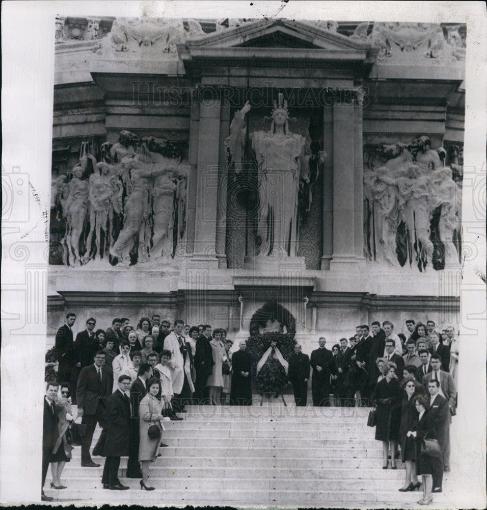 1962 Press Photo Loyala University Students Visits Italian Unkown Soldier Grave - Historic Images