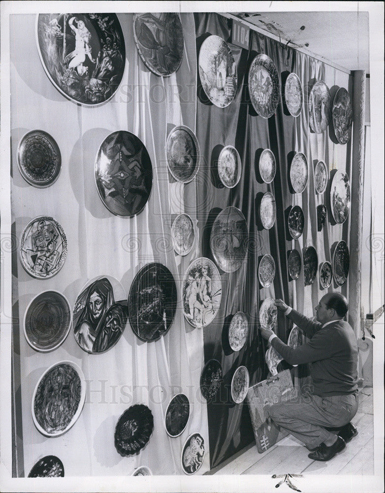 1957 Press Photo Rome Art Show Exhibitor Puts Finishing Touches On his Display - Historic Images