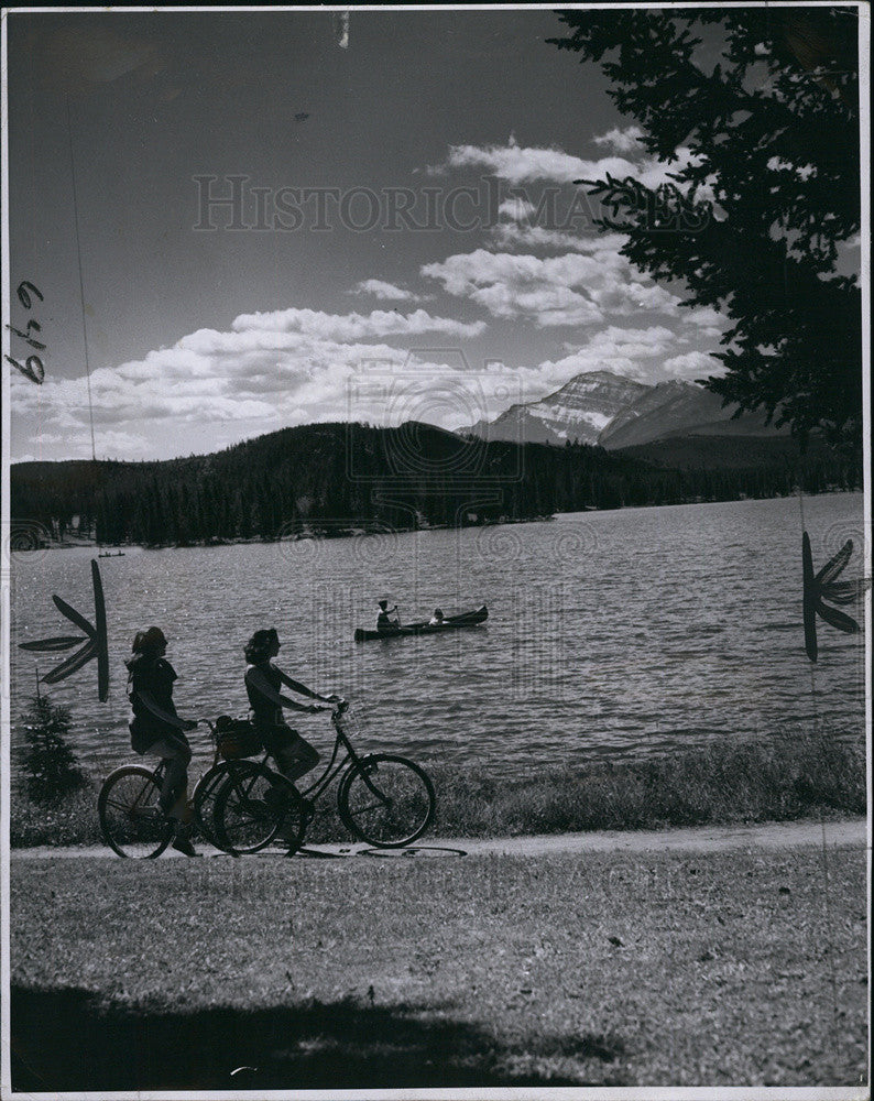 1948 Press Photo Cyclists Lac Beauvert Jasper National Park Alberta Canada - Historic Images